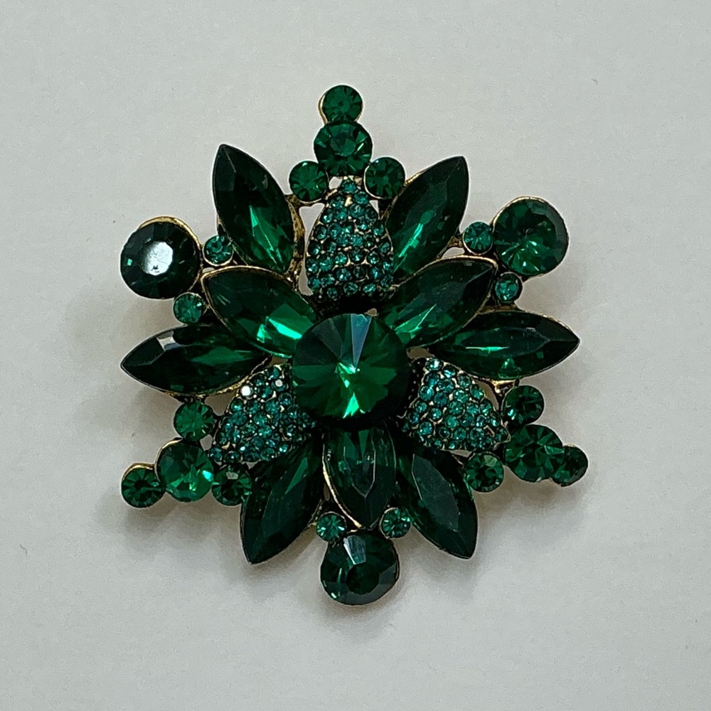 Green Flower/Snowflake Brooch /Pendant - Picture 2 of 6